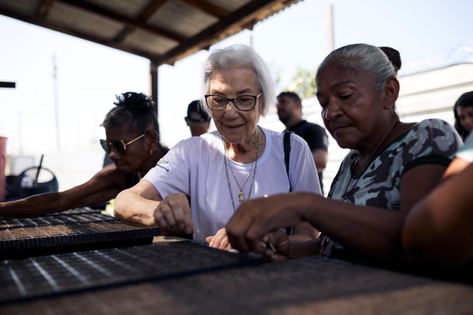 Sœur Rosita Milesi sème des graines avec la réfugiée Mariela Josefina Astudillo lors d'une activité dans le cadre d'un projet d'agriculture durable.