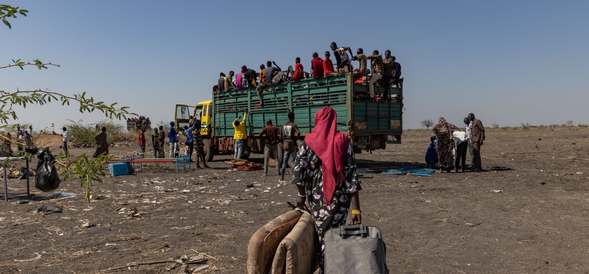 Des rapatriés sud-soudanais et des réfugiés soudanais fuyant le conflit embarquent dans des camions au poste frontière de Joda, près de Renk, au Soudan du Sud.