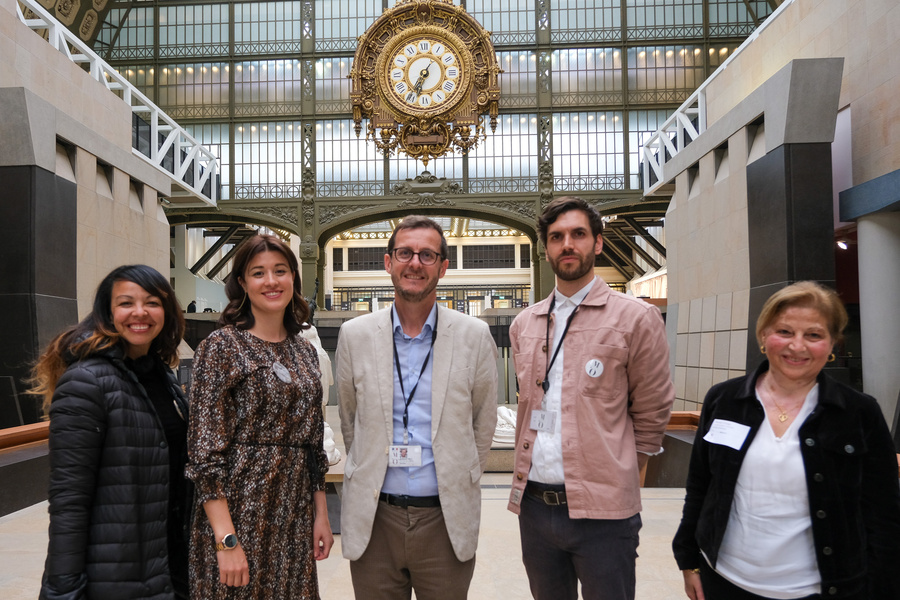 De gauche à droite : Carolina Duran et Uliana Pashynna, bénéficiaires du projet Mahatta, Guillaume Blanc, Directeur des publics des Musées d’Orsay et de l’Orangerie, Benjamin Charlieux, Chargé de médiation à destination des publics du champ social et Souad Nanaa, présidente de l’association Sama for all.