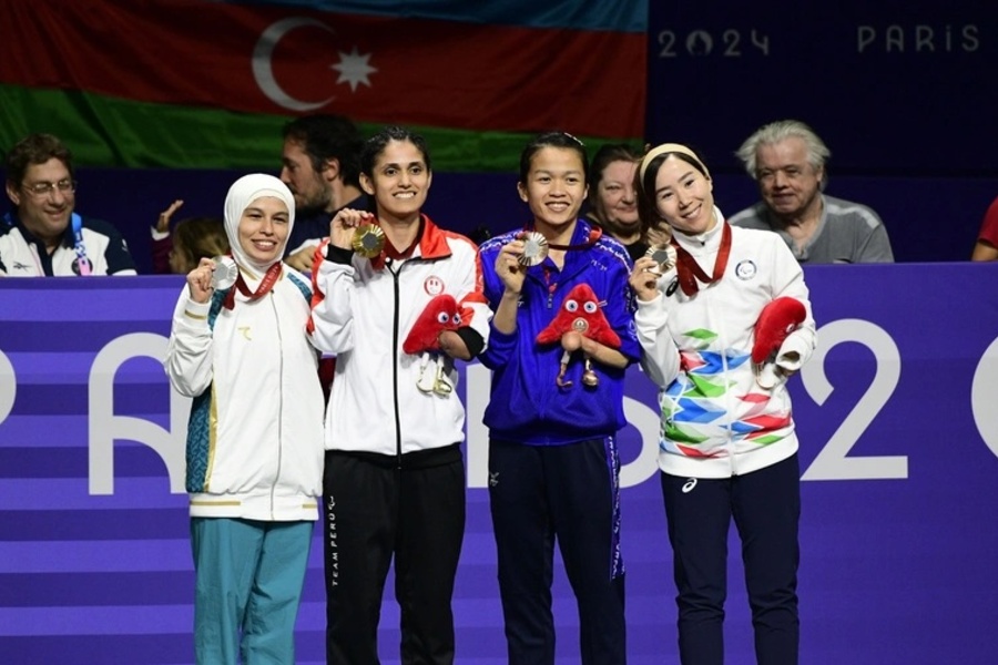 Les membres de l'équipe paralympique des réfugiés font leur entrée sur la place de la Concorde lors de la cérémonie d'ouverture des Jeux paralympiques de Paris 2024. 