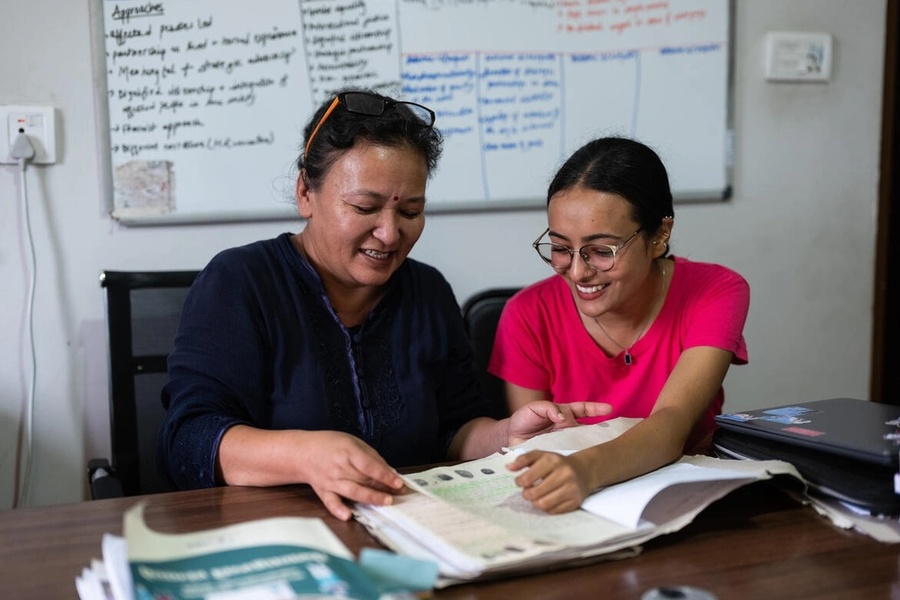 Deepti Gurung (à gauche), fondatrice du Citizenship Affected People's Network (CAPN), discute d'un cas avec sa collègue Sangita Karki dans son bureau à Katmandou.