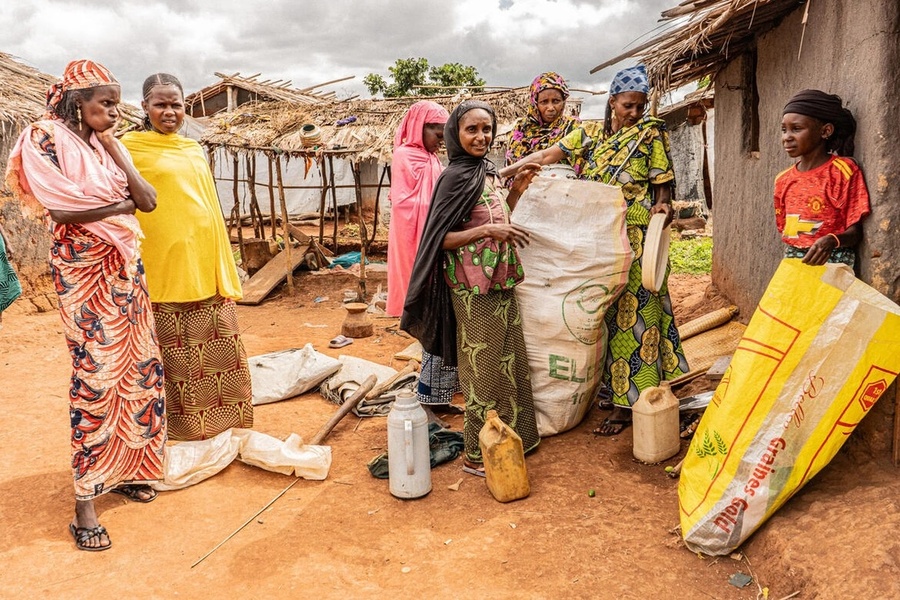 Halimatou Sadia (au centre), réfugiée centrafricaine, range ses affaires dans le camp de réfugiés de Timangolo au Cameroun avant de rentrer chez elle après 10 ans d'exil.