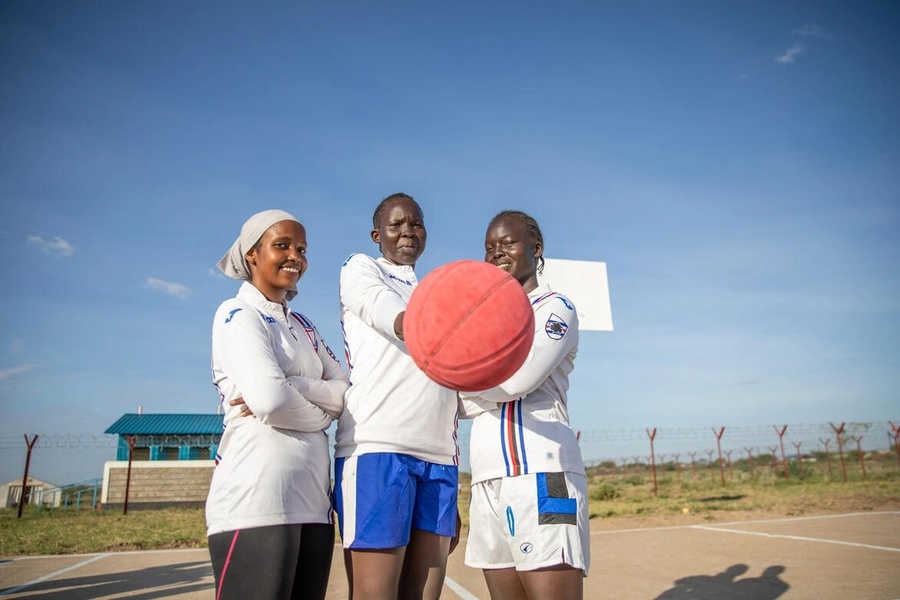 Saido Omar (à gauche) sur le terrain de basket du camp de Kakuma avec Doris (au milieu) et Nyagwa (à droite).