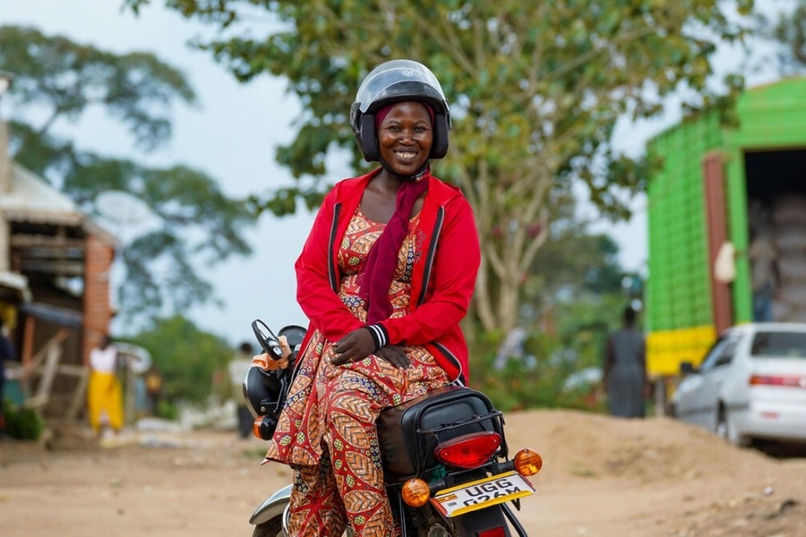Mahoro Florence, réfugiée congolaise, vit dans le camp de réfugiés de Rwamwanja en Ouganda où elle conduit une moto-taxi tout en élevant des poulets et en cultivant du riz.