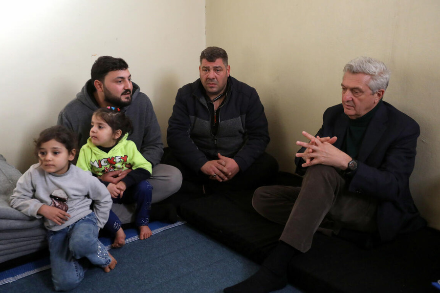 Le Haut Commissaire Filippo Grandi rencontre des réfugiés syriens de retour à Alep, lors d'une mission en Syrie en janvier 2025, dont Issa, 27 ans, au centre gauche, qui est récemment rentré avec sa femme enceinte et ses trois enfants de Kahramanmaraş en Türkiye, où il vivait depuis neuf ans.