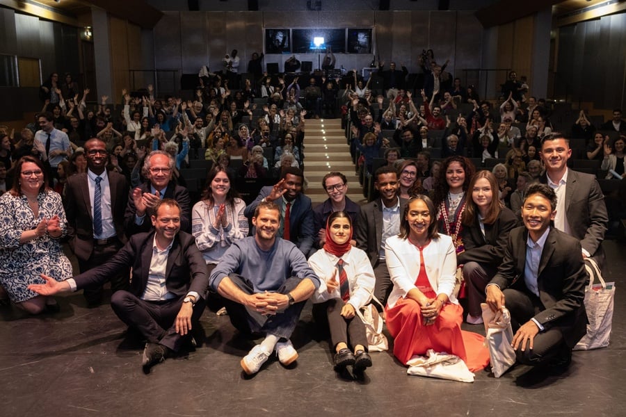 Les candidats des concours d'éloquence sont sur scène avec les membres du jury.