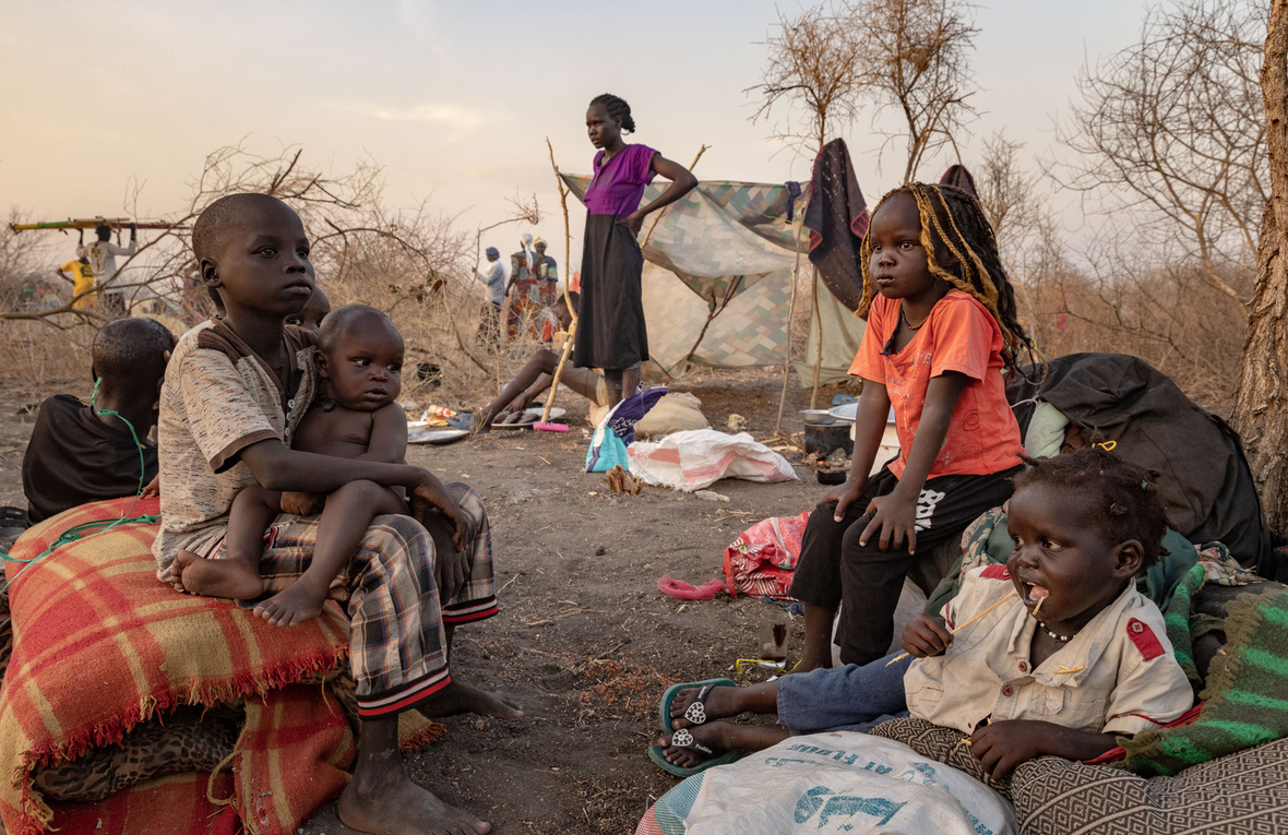 Achan avec ses six enfants à proximité d'un centre de transit du HCR à Renk, au Soudan du Sud.