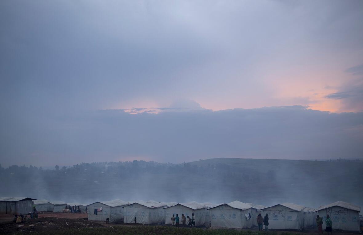 Le soir tombe sur un site pour personnes déplacées internes dans la province de l'Ituri en République démocratique du Congo