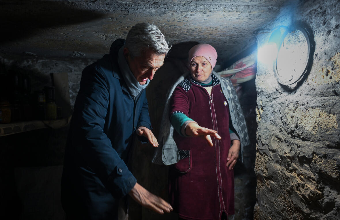 Filippo Grandi, du HCR, se tient dans un bunker avec une femme ukrainienne