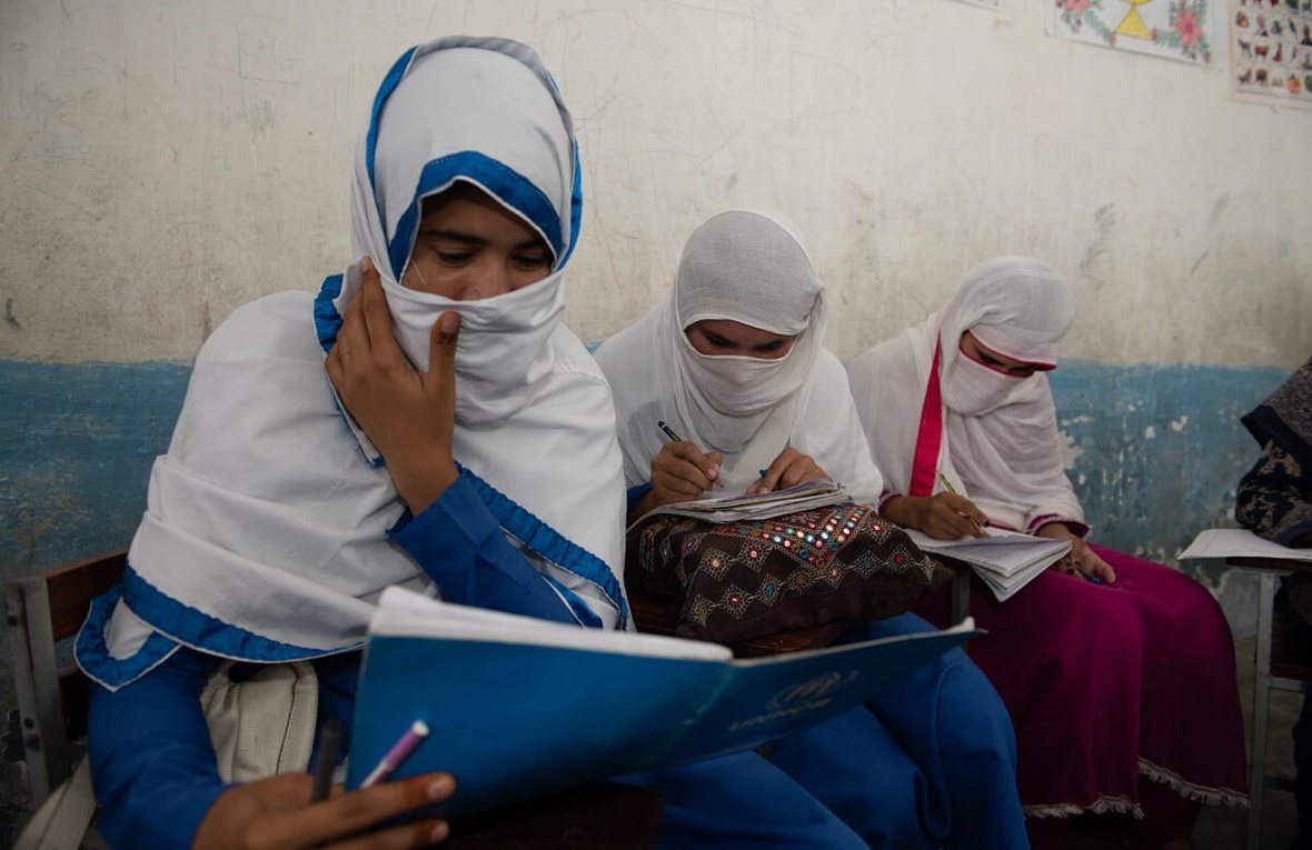 Des étudiantes afghanes en train d'étudier