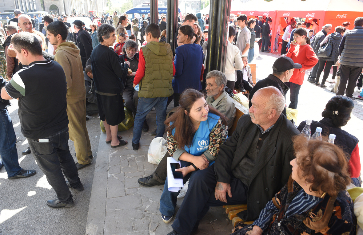 Des réfugiés attendent dans un centre de distribution à Goris, une petite ville frontalière du sud-est de l'Arménie.