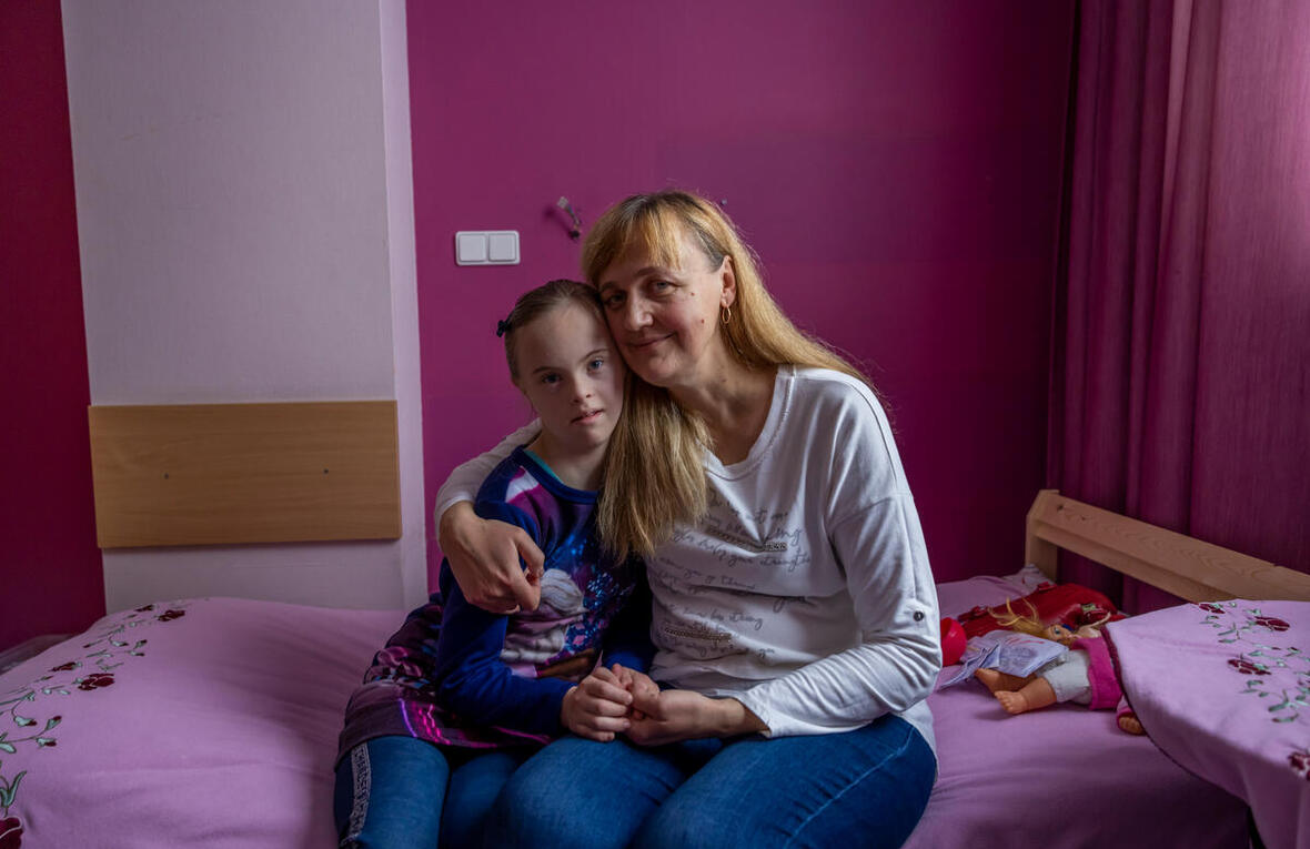 Tetiana, une réfugiée ukrainienne, et sa fille Masha, âgée de 12 ans et atteinte de trisomie 21 et d'épilepsie, sont logées dans un hôtel en Pologne.
