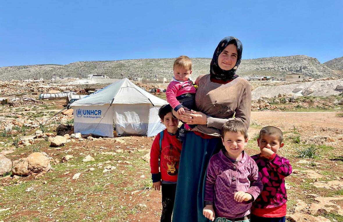 Shamseh et ses enfants devant leur abri sur le site de Barmaya pour personnes déplacées dans le district d'Afrin, au nord-ouest de la Syrie.