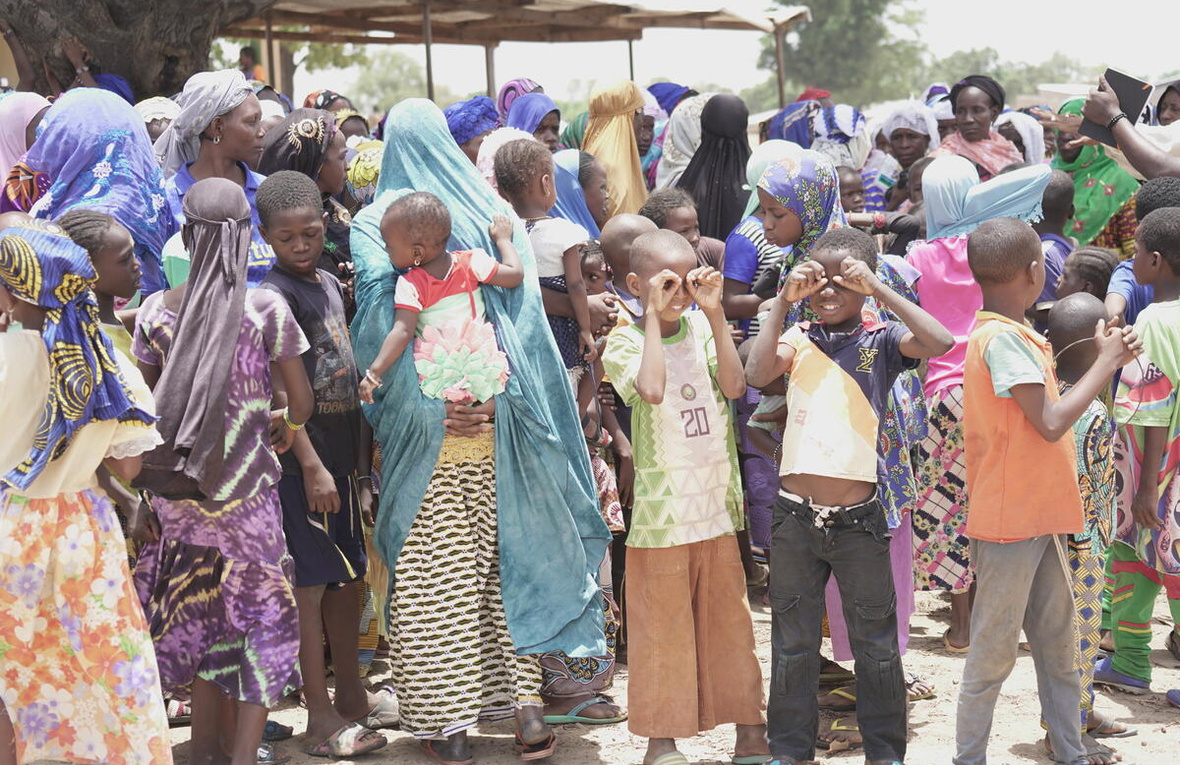 Des femmes et des enfants burkinabés attendent d'être enregistrés par les partenaires du HCR en Côte d'Ivoire.