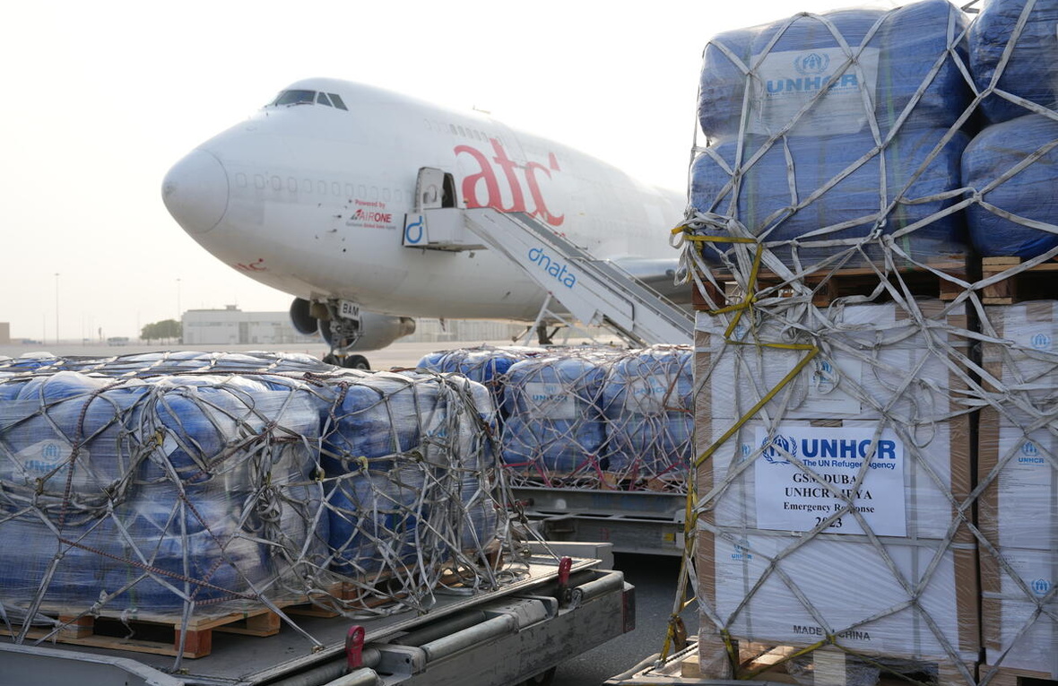 Des articles de secours du HCR sont chargés à bord d'un avion