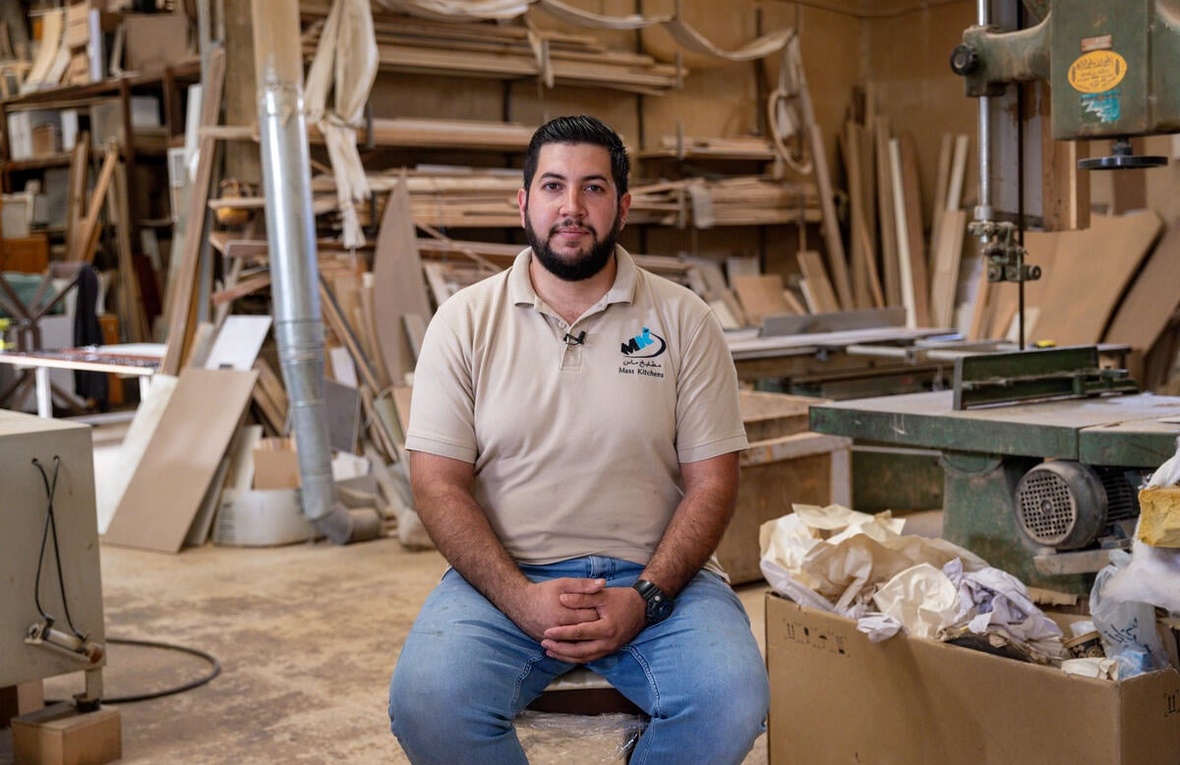 Un homme assis dans un atelier de menuiserie