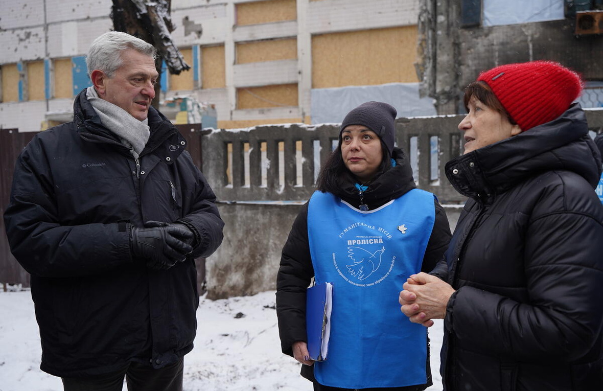 Filippo Grandi et une collaboratrice de l'ONG ukrainienne Proliska rencontrent Svitlana, une habitante de Dnipro dont l'appartement a été frappé par une attaque de missiles le 29 décembre 2023. 