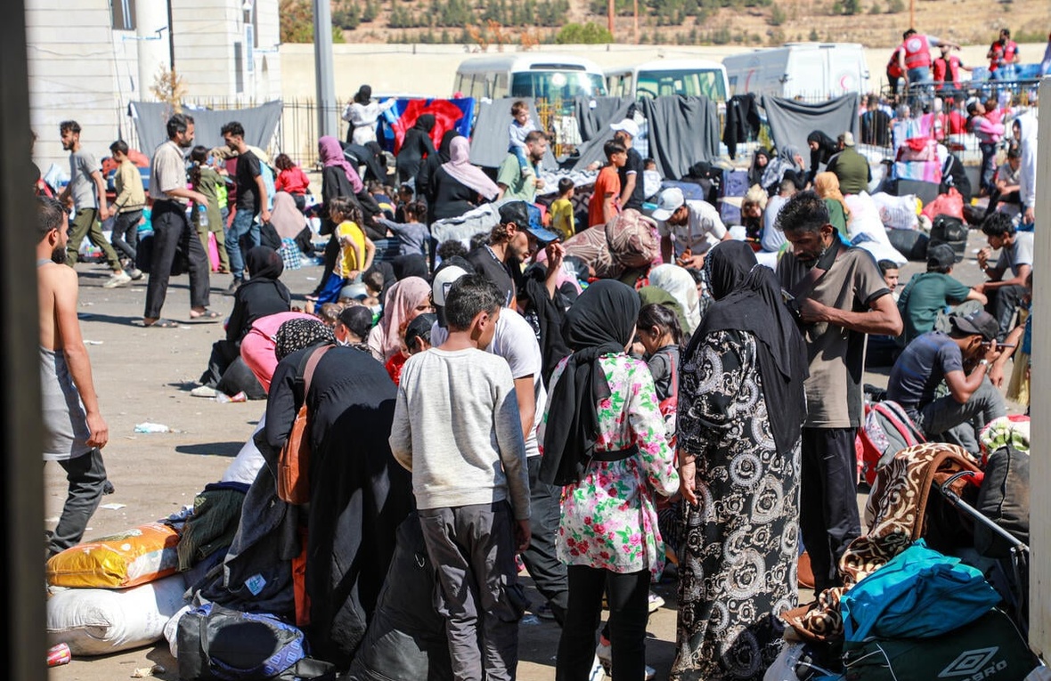 D'énormes groupes de personnes se rassemblent à l'extérieur du poste frontière de Masnaa, entre la Syrie et le Liban.