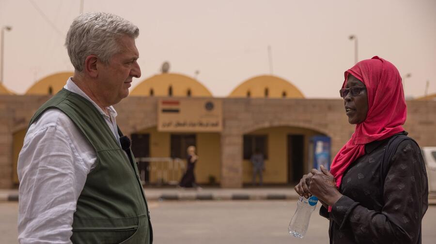 Le Haut Commissaire des Nations Unies pour les réfugiés Filippo Grandi s'entretient avec une réfugiée soudanaise en Égypte.