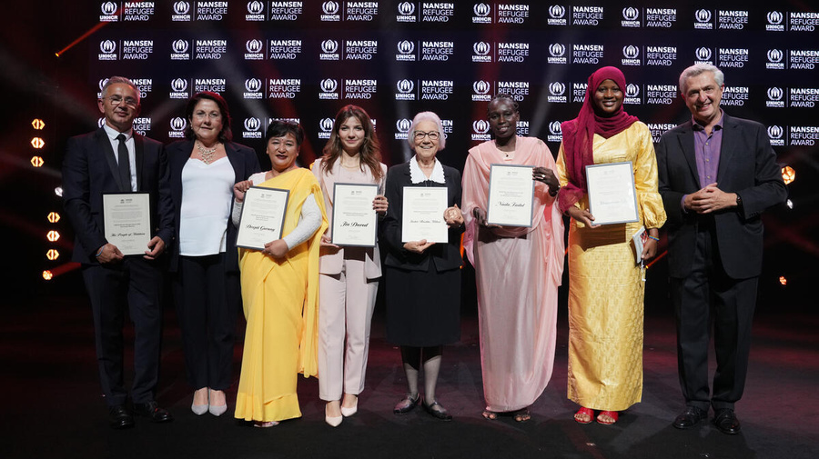 UN High Commissioner for Refugees Filippo Grandi with the UNHCR Nansen Refugee Award to the 2024 Global Laureate, Sister Rosita Milesi, and regional winners.
