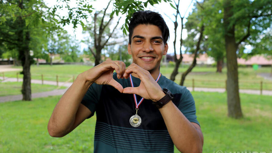 A Pessat-Villeneuve, un jeune afghan se porte volontaire pour coudre des masques pour tous les habitants de la commune