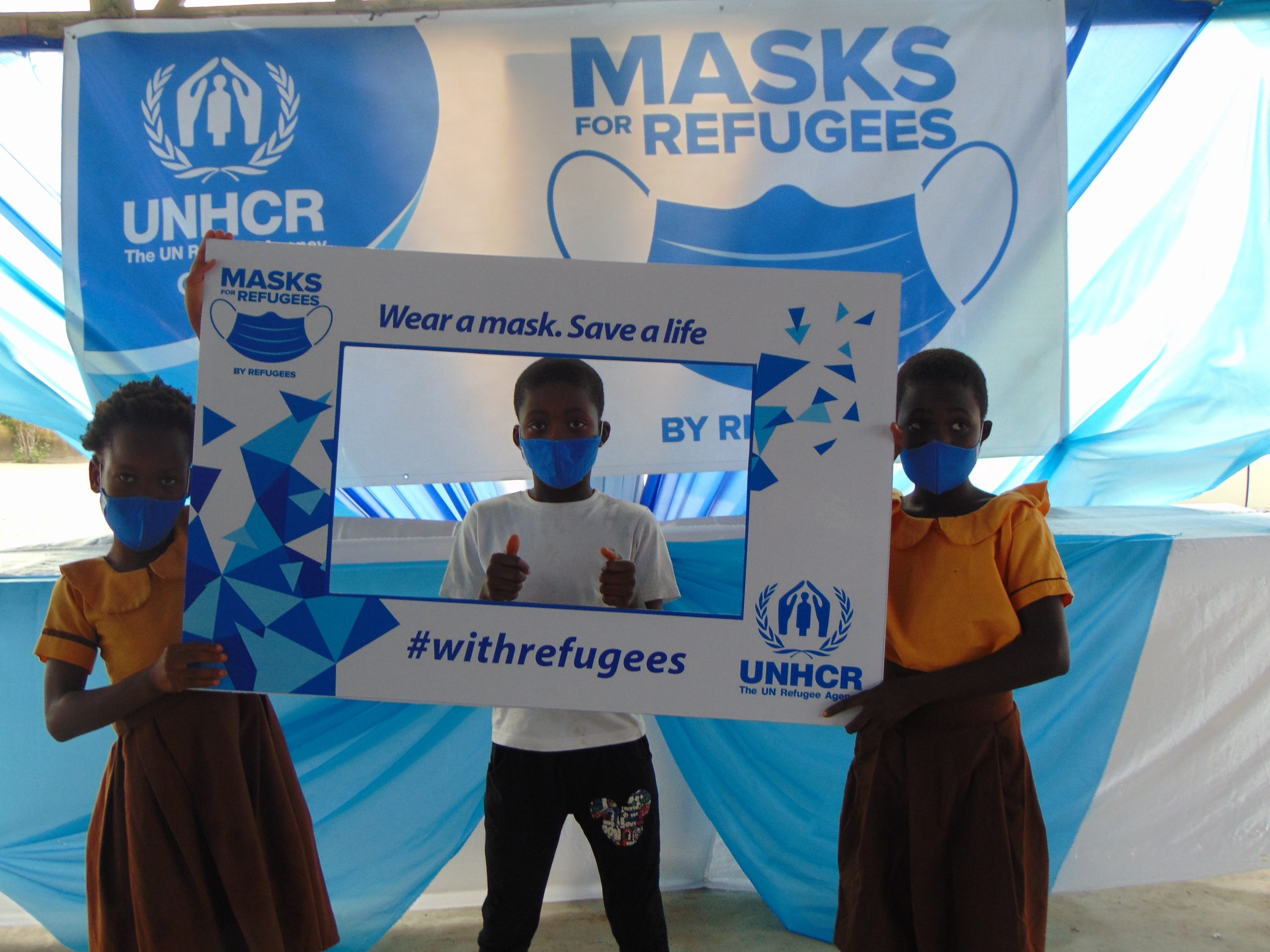 Refugee children urging everybody to wear the masks.. © UNHCR/PFolley