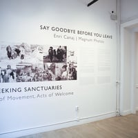 H έκθεση “Seeking Sanctuaries” συνδυάζει ιστορικές φωτογραφίες από τα αρχεία της Ύπατης Αρμοστείας με την διεθνώς αναγνωρισμένη δουλειά του Enri Canaj “Say Goodbye Before You Leave”. 