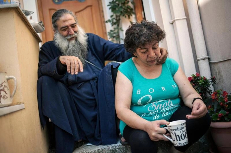 Ο Παπα-Στρατής και η σύζυγός του, Στρατούλα