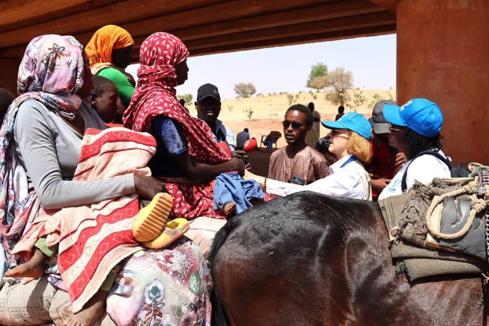 Ms Lo Castro at the border town of Adre in Chad meets with Sudanese refugees arriving with almost no belongings. May 2024. 