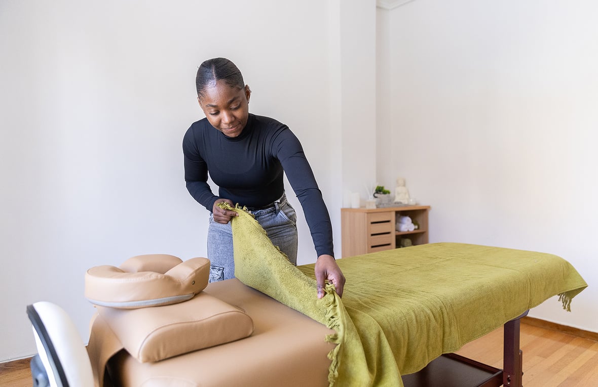 Wandhashina, a refugee from Haiti, makes the final preparations in the massage salon she opened thanks to the support she received through the Ready4Business programme. 