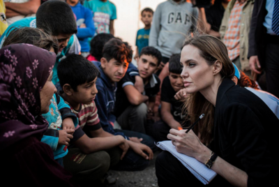 Η Angelina Jolie Pitt απευθύνει από την Ελλάδα έκκληση για την επέκταση των νόμιμων οδών για τους ευάλωτους πρόσφυγες
