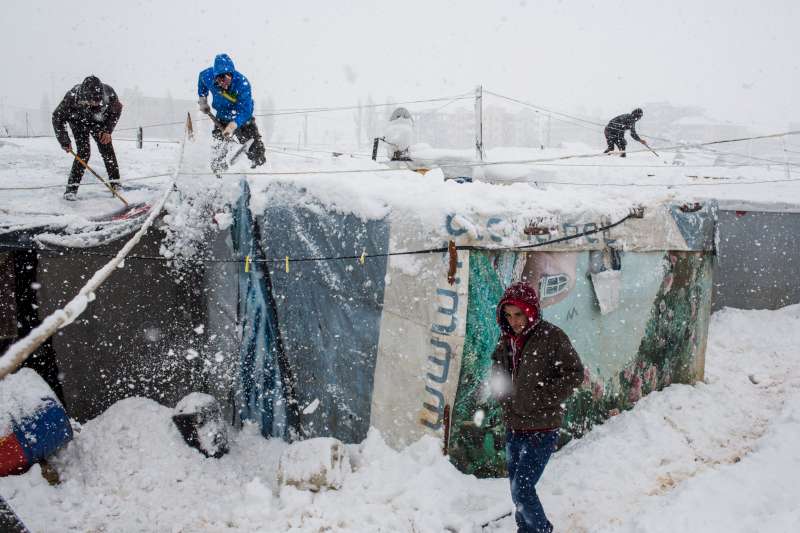 Πρόσφυγες παγιδεύονται από τις χιονοπτώσεις, καθώς χιονοθύελλες πλήττουν το Λίβανο και την Ιορδανία