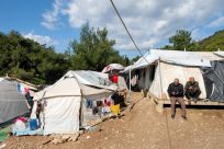 Η Ύπατη Αρμοστεία καλεί την Ελλάδα να επιταχύνει τα μέτρα επείγουσας αντιμετώπισης των συνθηκών στη Σάμο και τη Λέσβο