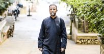 Παπάς από την Ερυθραία αποχωρίζεται την οικογένειά του αλλά όχι την πίστη του