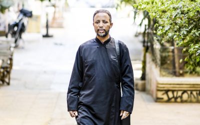 Παπάς από την Ερυθραία αποχωρίζεται την οικογένειά του αλλά όχι την πίστη του