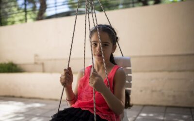 «Η Κρήτη μας έχει αγκαλιάσει» – Πέντε κορίτσια πρόσφυγες και οι γονείς τους ξεκινούν μια νέα ζωή στο Ηράκλειο