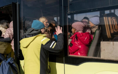 Έναν μήνα μετά την έναρξη του πολέμου, σχεδόν το ένα τέταρτο του πληθυσμού της Ουκρανίας έχει εκτοπιστεί