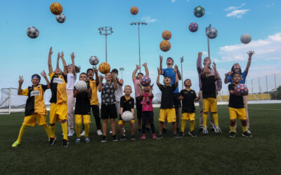 Πολύχρωμες ποδοσφαιρικές μπάλες παίρνουν ζωή φέρνοντας χαμόγελα σε παιδιά πρόσφυγες