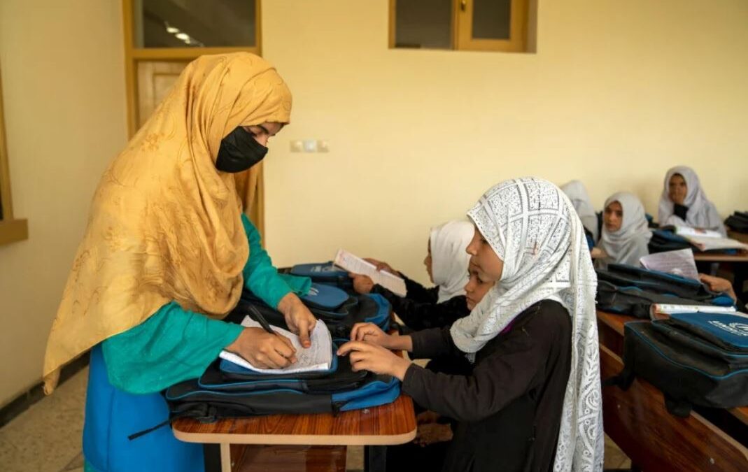 Ύπατος Αρμοστής: Nα ανακληθεί η απαγόρευση στις γυναίκες να εργάζονται σε ανθρωπιστικές οργανώσεις στο Αφγανιστάν