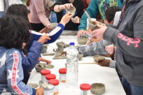 Η τέχνη της κεραμικής φέρνει κοντά παιδιά από σχολεία της Λέσβου, σε μια γιορτή αλληλεγγύης και δημιουργικότητας