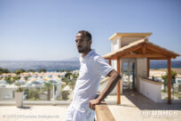 Ο Yahya βρίσκει δουλειά και μια νέα οικογένεια σε ένα ξενοδοχείο στην Κω