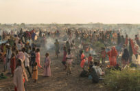 Μετά από έναν χρόνο πολέμου, χιλιάδες άνθρωποι εξακολουθούν να εγκαταλείπουν το Σουδάν καθημερινά