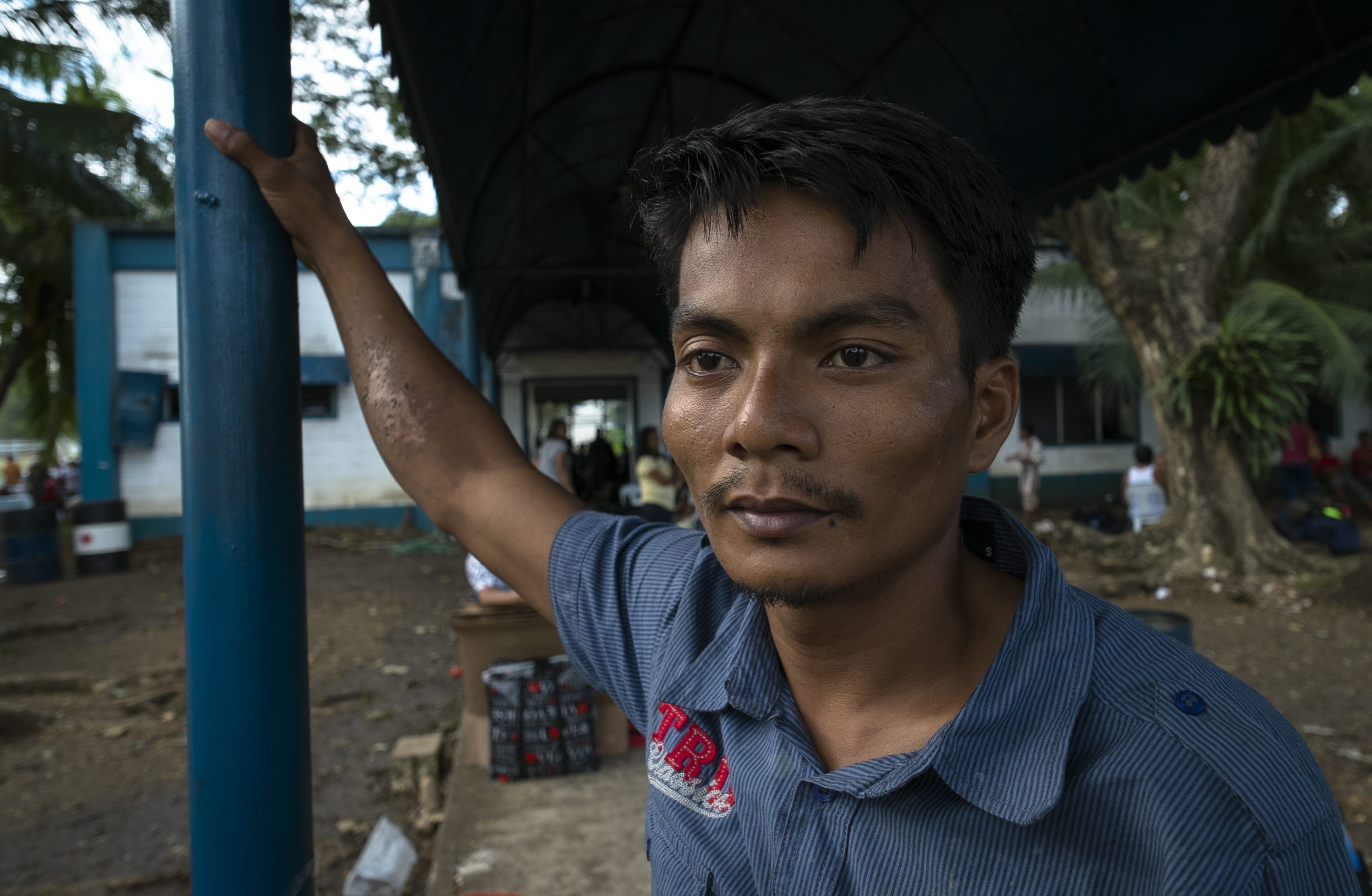 UNHCR tarps provide coverage for Typhoon Haiyan survivors | UNHCR Hong Kong
