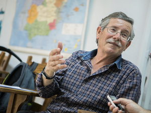 Volunteer teaches Spanish to young Syrian refugees