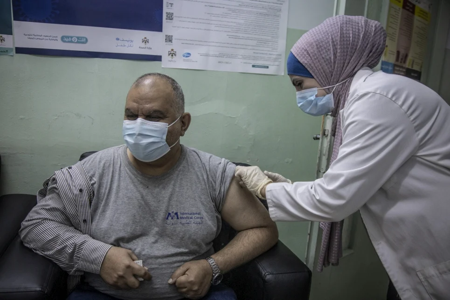 Iraqi refugee Ziad Al Kabashi receives a COVID-19 vaccine at a health centre in Irbid, Jordan. © UNHCR/Jose Cendon