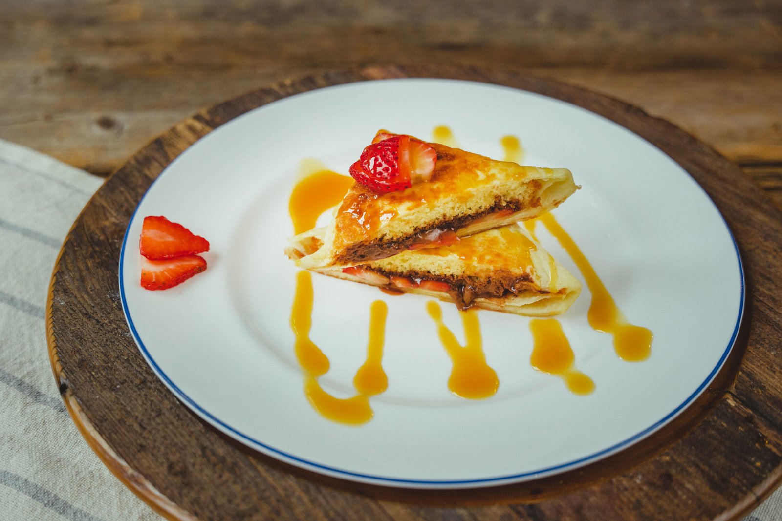 Tareq之朱古力捲，是敍利亞難民Tareq Hadhad在「家鄉滋味」中分享的兩款甜品食譜之一。他的家人在他們的朱古力工廠遭炸毀後逃離敍利亞，後獲加拿大一個家庭資助前往當地生活。Tareq於2016年開辦了自己的公司——「以朱古力散播和平（Peace by Chocolate）」。 © UNHCR/Deirdre Doyle