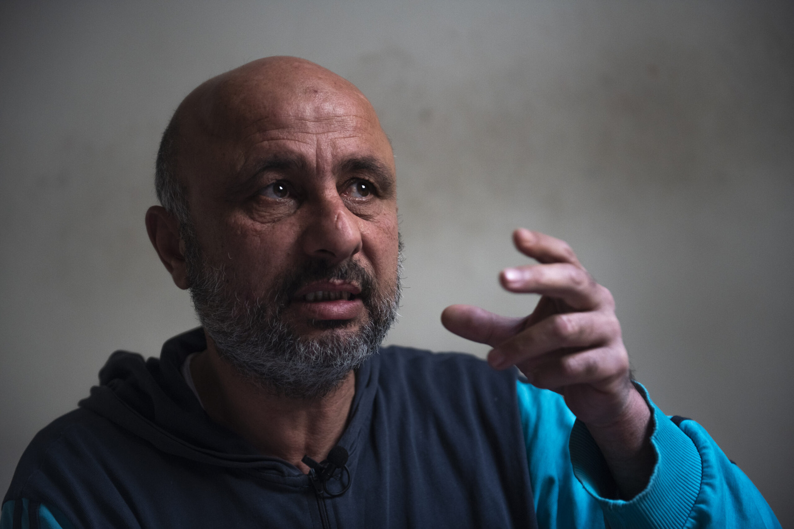 哈拉的丈夫亞西爾表示這 10 年來家庭狀況越來越糟糕。 © UNHCR/Haidar Darwish