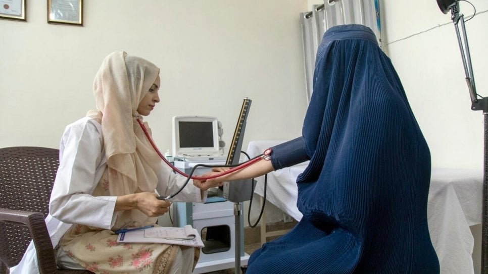 Saleema examines a patient at her clinic in Attock, Pakistan. © UNHCR/Betsy Joles