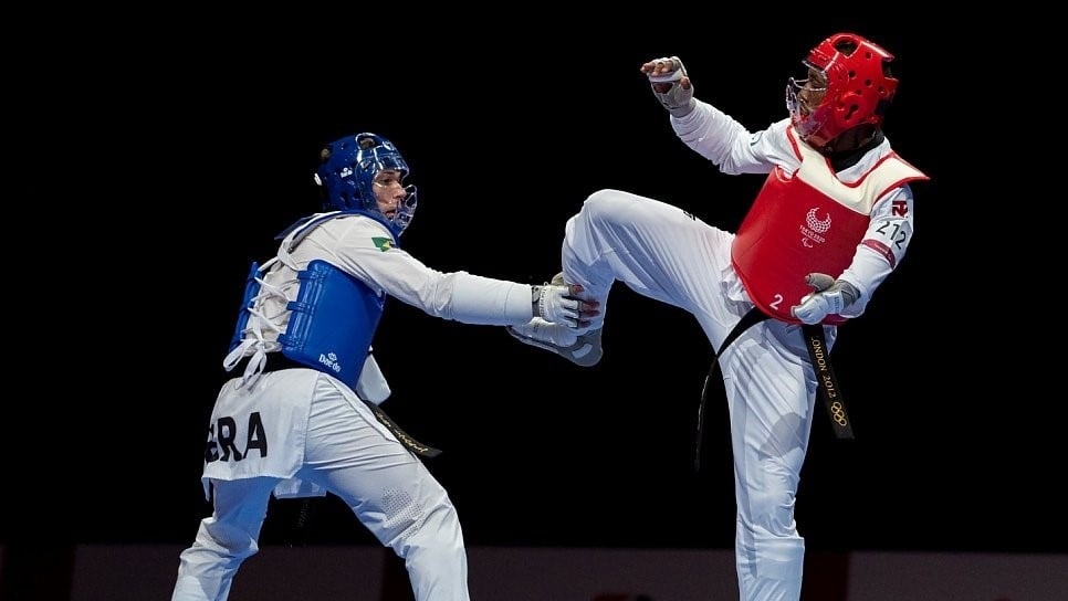 Parfait Hakizimana (right) competes in the Men’s K44 61kg taekwondo round of 16 at the Makuhari Messe Hall B., Tokyo. © OIS/Joe Toth