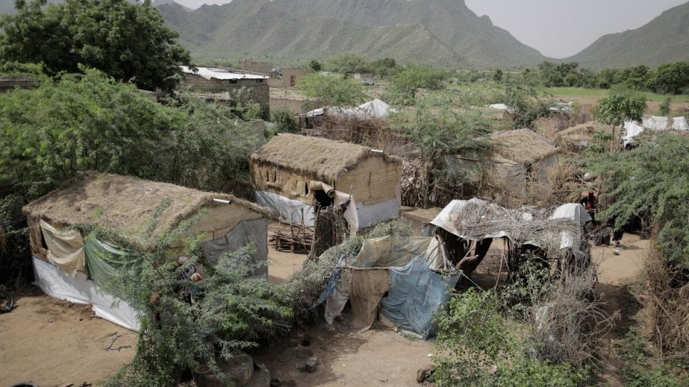 Shelters provided by Jeel Albena to accomodate internally displaced people at a site in As Sukhnah near Hudaydah, Yemen. © UNHCR/Abdulhakeem Obadi
